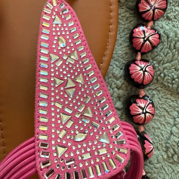 NWT 2 pc set- Pink Sandals and Necklace Accessories Set - Picture 5 of 6